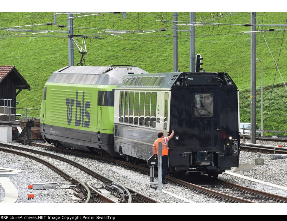 World first combined narrow/standard gauge train